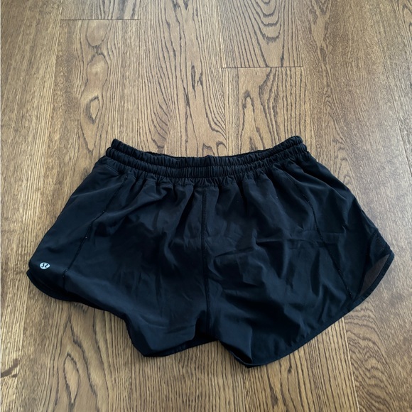 Lululemon hotty hot short size 6 TALL 2.5’ - Picture 2 of 3
